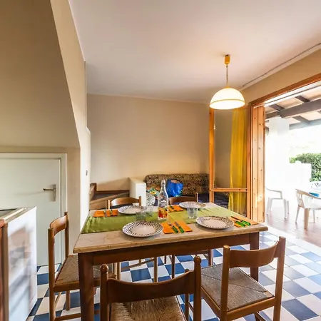 Charming Townhouse With Pool And Garden 比比翁