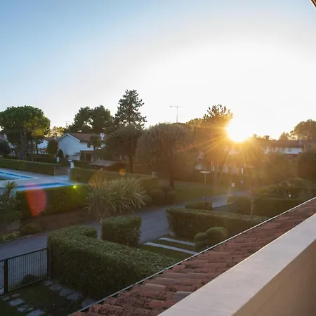 Charming Townhouse With Pool And Garden 公寓