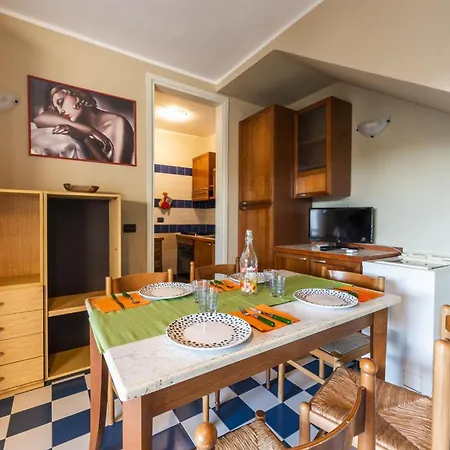 Charming Townhouse With Pool And Garden Daire *